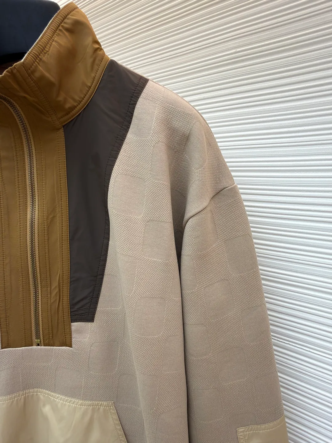 LOUIS VUITTON checkerboard half-zip workwear pullover ●Original version: Purchased and developed for 15700 ●Item number: 1681008-B05 ●Fabric: polyester fiber nylon fabric ●Technology: counter-position cutting machine ●Version: fitted version ●Weight: about 640 grams ●Size: S-M-L-XL ●Description: It is made of polyester fiber fabric, which has good breathability and moisture absorption. It is comfortable to wear and has a crisp texture. The fabrics of different materials and colors on the neckline are perfectly spliced. For example, the dark fabric at the neckline is spliced with the light-toned fabric on the main body. The lines are smooth and natural without any misalignment. The brand logo uses high-quality embroidery technology. The letters and patterns are three-dimensional and full, with fine stitching, high firmness, and not easy to fall off, highlighting the unique brand texture. The overall wiring is straight and delicate, the fabric is comfortable and soft, and the color is consistent without color difference. It can be matched with the same style to create a fashionable look and control various occasions. Customized accessories, complete with three standards, same style for men and women!